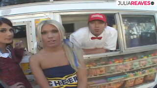 Uachtar reoite díoltóir a dhéanann threesome fuck sa chuid uachtar reoite van