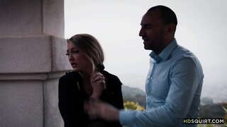 Momak s velikim član fucks neku ubogu djevojku, dok ona cums