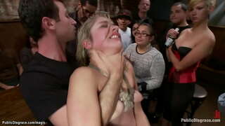 Rubia dominatrix Lorelei Lee loturak gagged rubia, belaunak eta canes bere epaileak jendaurrean jarri ondoren, James Deen eta arrotz gangbangs bere