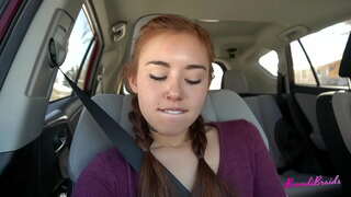 Geile Slet Kan niet Stoppen met Spelen Met Kutje in de Auto en het Openbaar: Brandibraids