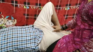 Dziwka kazała jej pobudzać go, gdy woda spływała w dół.