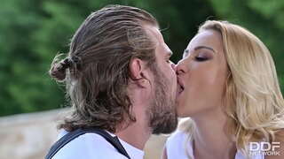 Sexy blondýna Cherry Kiss Anal Fucked podle Instalatér Potrubí