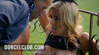 Sexe dans le parc avec une blonde plantureuse MILF