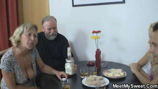 צעירה עושה סקס עם בן הזוג