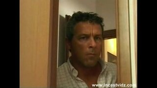 Tēvs izmanto situāciju anālais