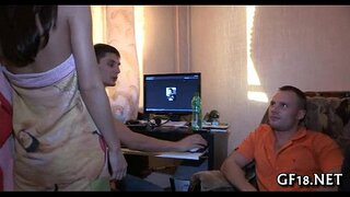 Pretty cailín teen seasann doggy faisean