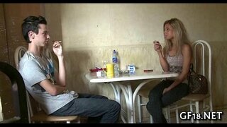 Garçon est assis et regarde