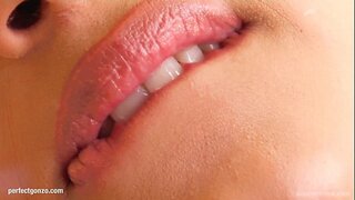 Lena se sama vypnout masturbovat prsty a robertek na Dej Mi Růžové