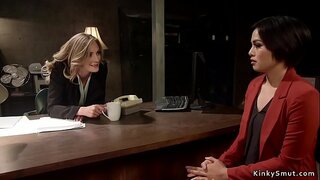 Blondīne lesbiešu anālais fucks brunete vietnieks inspektors ar siksnu gailis