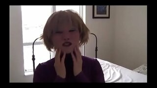 Naine paneb naine mask mängib koos dildo