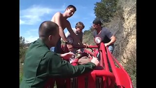 Perverss black floozie Kelly Stārs ar lielu knockers bauda, kad četras gribošas puiši poked viņas visas viņas drāž caurumi