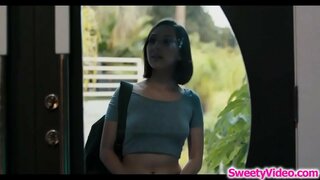 Seksīga masiere scissoring ar viņas lesbiešu klientu