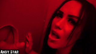 Devojka puše kurac u Gloryhole