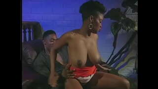 ���्लॅक गाय licks केसाळ पुच्ची काळे तरूणी आणि तिच्या fucks कुत्र्यासारखा शैली खुर्चीवर